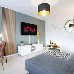 Detached House With Free Parking, Super-Fast Wifi And Smart Tv With Netflix By Yoko Property